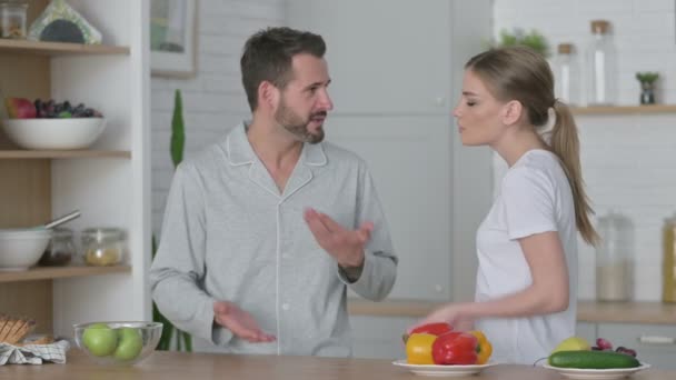 Mujer joven discutiendo con el hombre en la cocina — Vídeo de stock