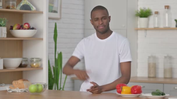 Sporty Αφρικής άνθρωπος Εμφανίζονται Αντίχειρες ενώ στέκεται στην κουζίνα — Αρχείο Βίντεο