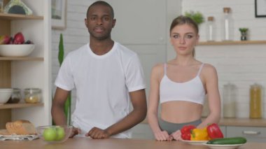 Sportif Kadın ve Afrikalı Adam İşaret Gösteriyor