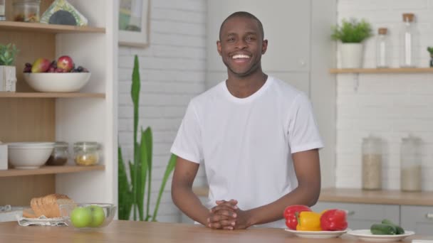 Sporty Αφρικής Man Χαμογελώντας στην κάμερα ενώ στέκεται στην κουζίνα — Αρχείο Βίντεο