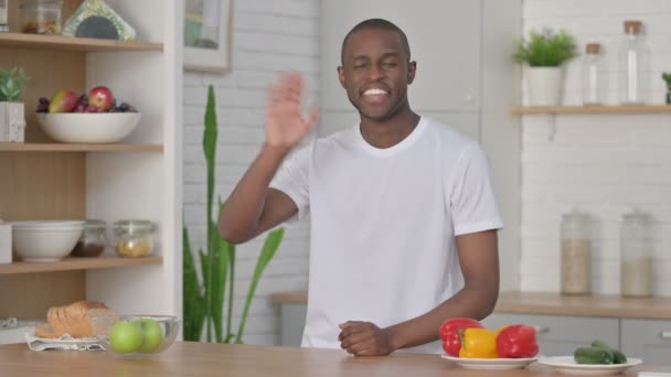 Αθλητικός Αφρικανός κάνει βιντεοκλήση ενώ στέκεται στην κουζίνα — Αρχείο Βίντεο