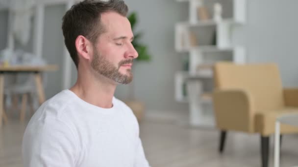 Zbliżenie człowiek robi medytacja z oczy zamknięte — Wideo stockowe