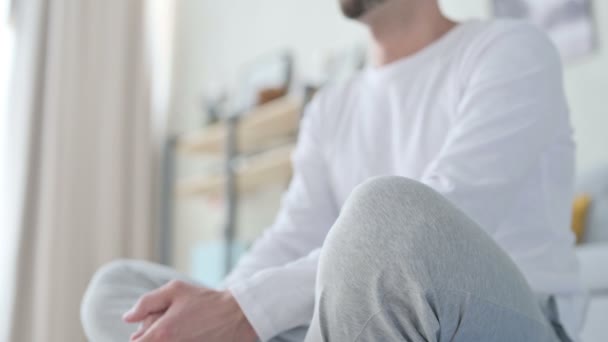 Close-up do homem pacífico meditando no tapete de ioga em casa — Vídeo de Stock