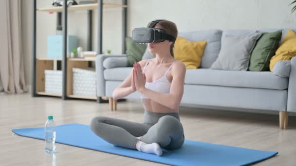 Woman Doing Meditation with VR Set on Yoga Mat — Stock Video
