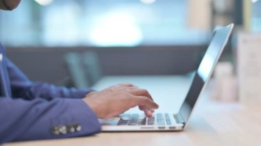 Dizüstü bilgisayarda yazan Afrikalı İşadamının Elleri 