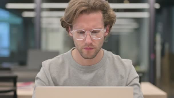Portret van jonge zakenman met Laptop-gevoel Geschokt — Stockvideo