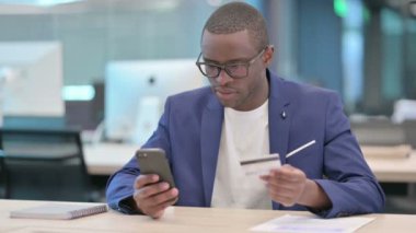 Afrikalı İşadamı 'nın Akıllı Telefonla Başarılı Çevrimiçi Ödemesi 