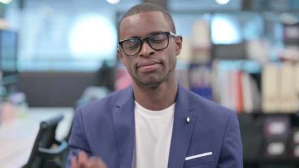 Портрет африканского бизнесмена демонстрирует знак ОК — стоковое видео