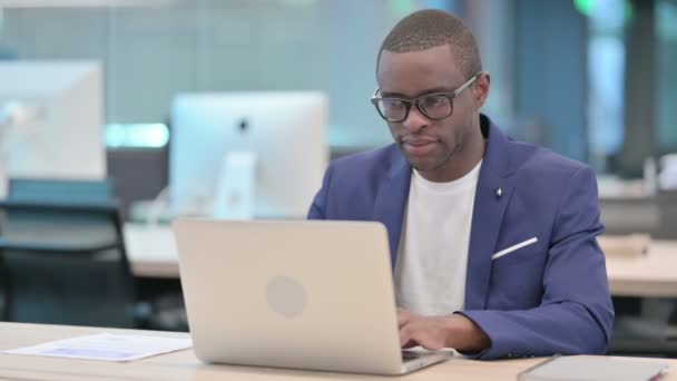 Afrikaanse zakenman met Laptop schudhoofd als Yes Sign — Stockvideo