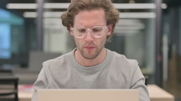 Портрет бізнесмена з ноутбуком з кашлем — стокове відео