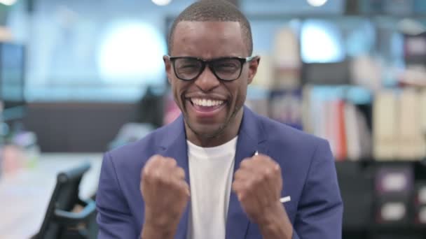 Портрет успешного африканского бизнесмена, празднующего — стоковое видео