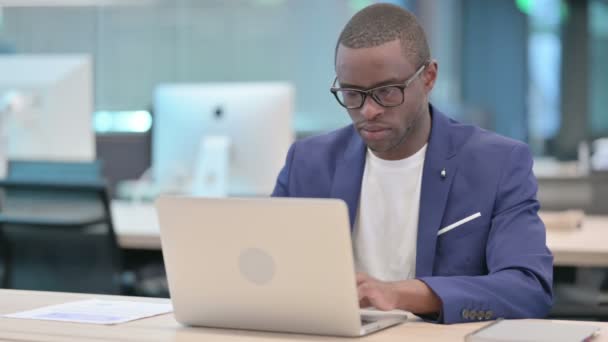 Geen gebaar met hoofd schudden door Afrikaanse zakenman aan het werk — Stockvideo