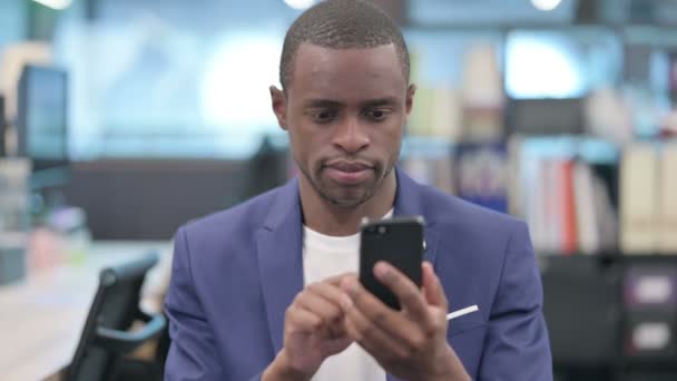 Retrato del empresario africano usando Smartphone — Vídeos de Stock