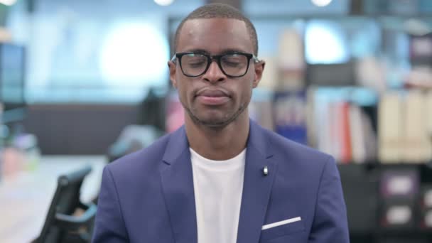 Portret van een Afrikaanse zakenman glimlachend bij de camera — Stockvideo