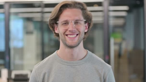 Portrait de jeune homme d'affaires souriant à la caméra — Video