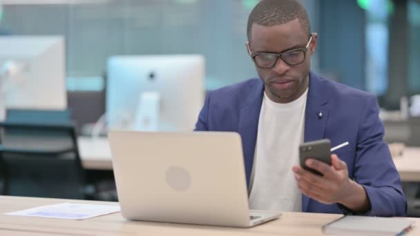 在办公室用智能手机吸引非洲商人 — 图库视频影像
