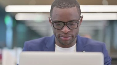 Başarılı Afrikalı İşadamı İş Dizüstü bilgisayarında Kutlama Yapıyor 