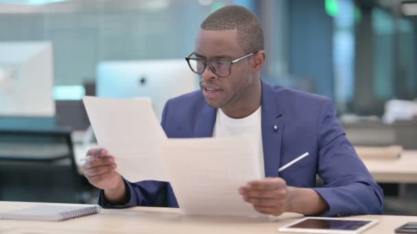 Pensive African Businessman Writing on Paper, Thinking — Stock video