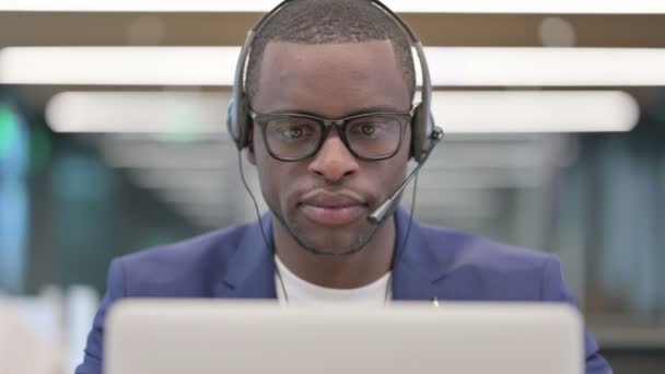 Portré mosolygós afrikai üzletember headset dolgozik Laptop — Stock videók
