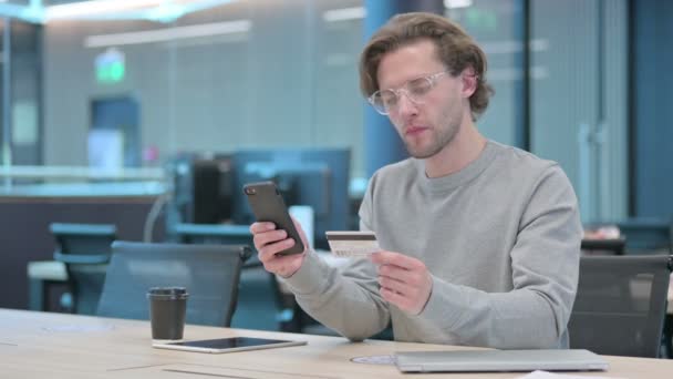 Νεαρός επιχειρηματίας κάνει online πληρωμή για Smartphone — Αρχείο Βίντεο
