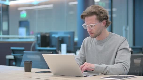 Jovem empresário com laptop com tosse — Vídeo de Stock