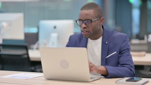 Başarılı Afrikalı İşadamı İş Dizüstü bilgisayarında Kutlama Yapıyor — Stok video