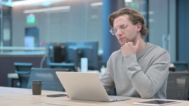 Młody biznesmen z laptop biorąc drzemkę w biurze — Wideo stockowe
