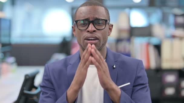 Portret Zawiedzionego Afrykańskiego Biznesmena Reagującego Stratę — Wideo stockowe