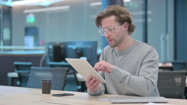 Young Businessman Reacting to Loss on Tablet — Stock Video