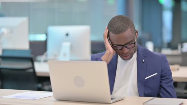 노트북을 소지하고 사무실에서 낮잠을 자고 있는 젊은 아프리카 사업가 — 비디오