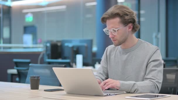 Joven Empresario con Laptop con Dolor en el Cuello — Vídeos de Stock