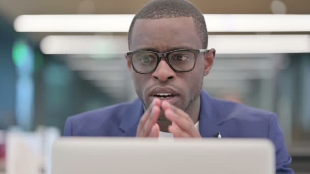 Empresário Africano com Laptop tendo Perda, Falha — Vídeo de Stock