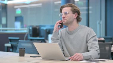 Bilgisayarlı Kızgın İşadamı Akıllı Telefonla Konuşuyor 