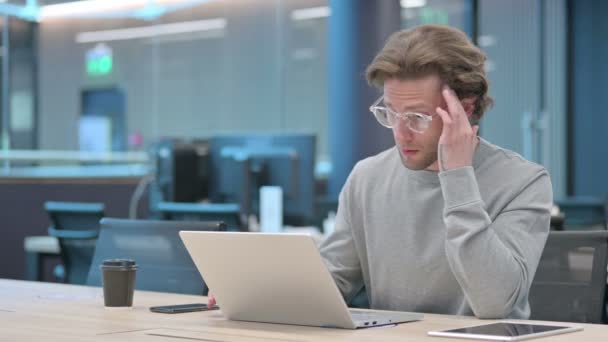Młody biznesmen z laptopem z bólem głowy — Wideo stockowe