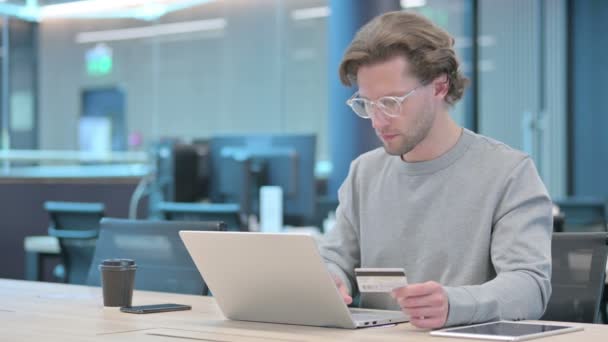 Sukses pembayaran online di Laptop oleh Young Businessman — Stok Video
