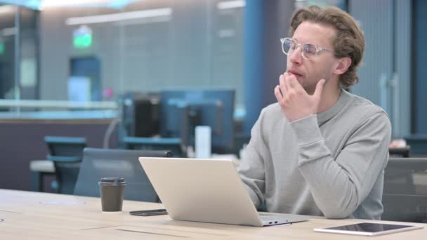 Jeune homme d'affaires avec ordinateur portable Penser au travail — Video