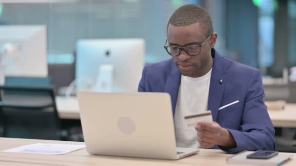 アフリカのビジネスマンによるラップトップ上のオンライン決済の失敗 — ストック動画
