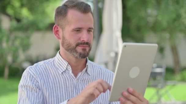 Retrato ao ar livre do homem de meia-idade comemorando em Tablet — Vídeo de Stock