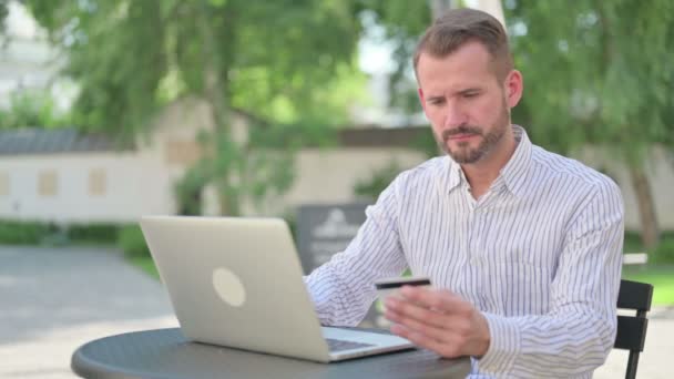 Problemy z płatnościami online na laptopie dla średniowiecznego mężczyzny — Wideo stockowe