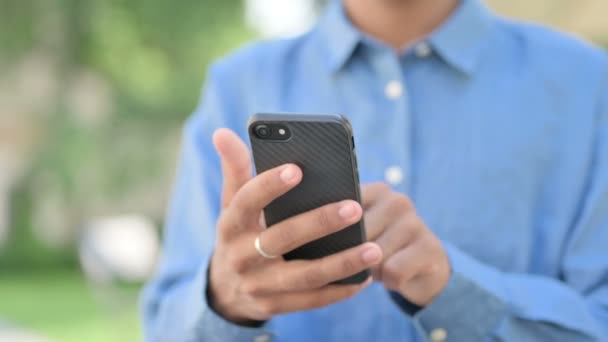 Mãos perto da mulher navegando Smartphone — Vídeo de Stock