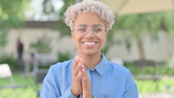 Portrait de jeune femme africaine applaudissant, applaudissant — Video