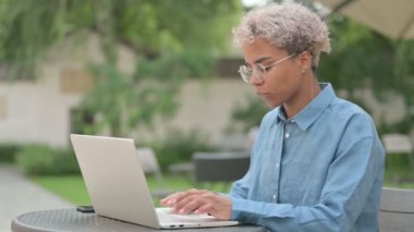 Laptop Kafası Sallanan Genç Afrikalı Kadın Açık Cafe 'de Evet İşareti Verin