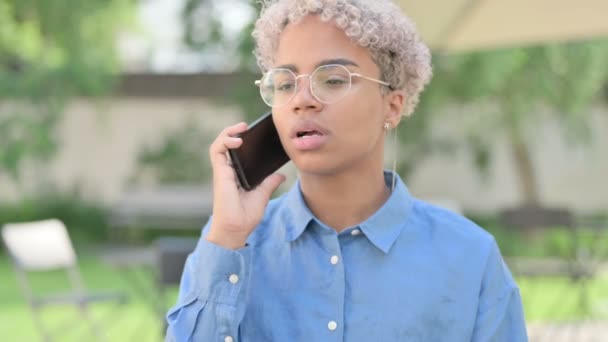 Retrato de Jovem Africano Mulher Falando por Telefone — Vídeo de Stock