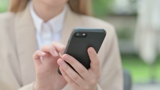 Close-up de Mãos de Jovem Empresária usando Smartphone — Vídeo de Stock