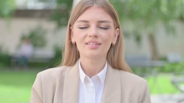 Portret młodej bizneswoman potrząsającej głową jako znak — Wideo stockowe