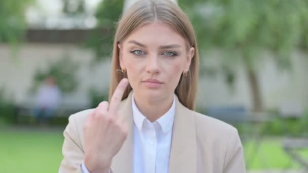 Retrato al aire libre de la joven empresaria enojada mostrando el signo del dedo medio — Vídeos de Stock