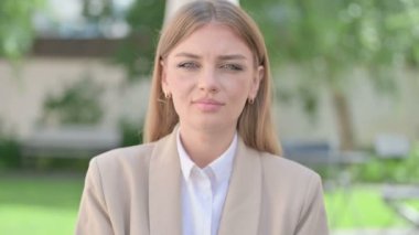 Uyuyan Genç İş Kadını Esneme 'nin açık hava portresi