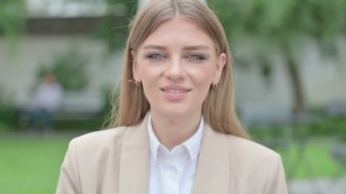 Genç İş Kadını 'ndan Açık havada Başparmaklar Aşağı Hareketi 