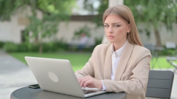 Tummen ner av ung affärskvinna med laptop i utomhus Cafe — Stockvideo