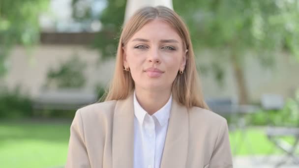 Outdoor Portret młodej bizneswoman dając latający pocałunek — Wideo stockowe